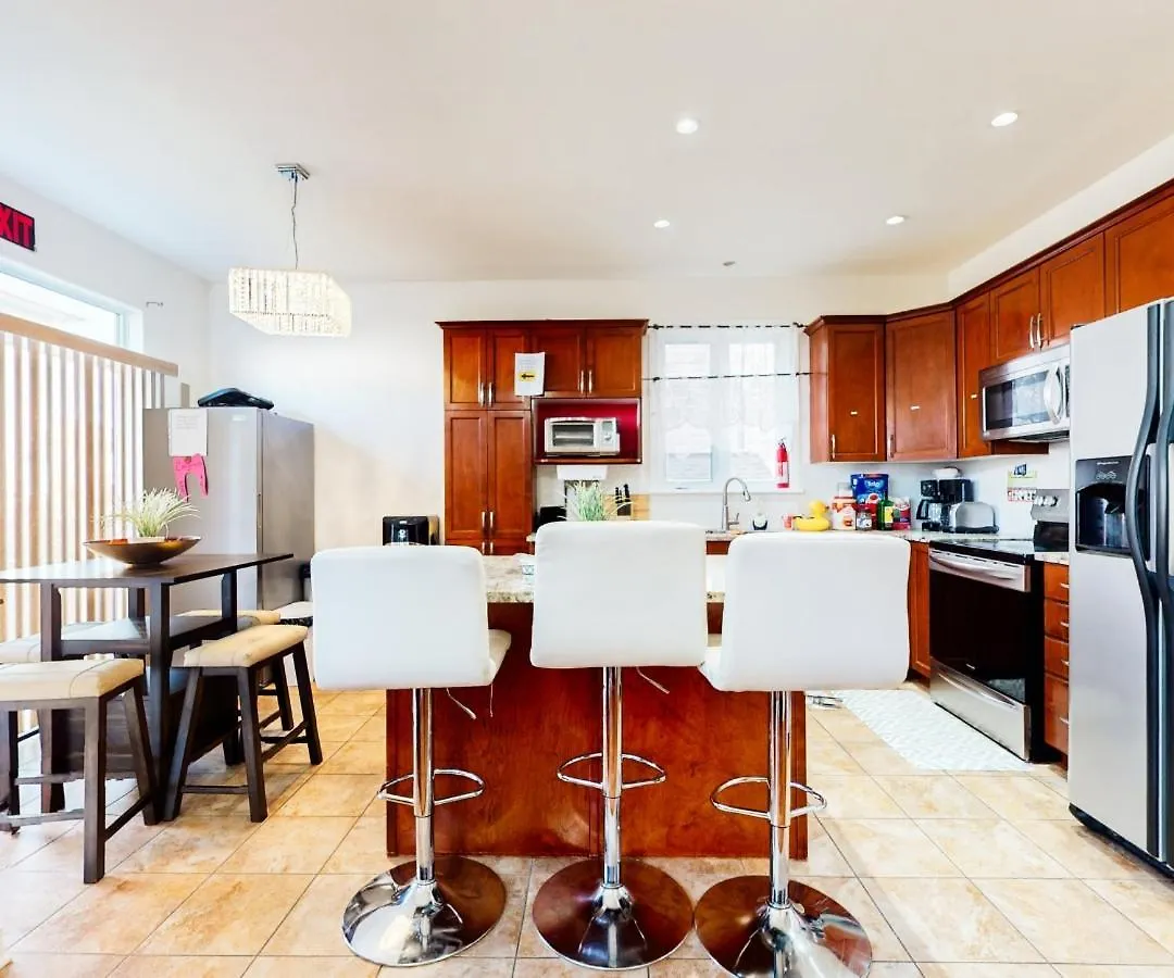 4 Bedroom House In Ottawa, Great Location 0*, Ottawa Canada